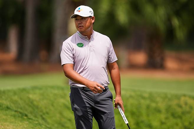 RBC 헤리티지 3라운드 2번 홀 그린에서 플레이하고 있는 김시우.  힐튼헤드  |  AP뉴시스