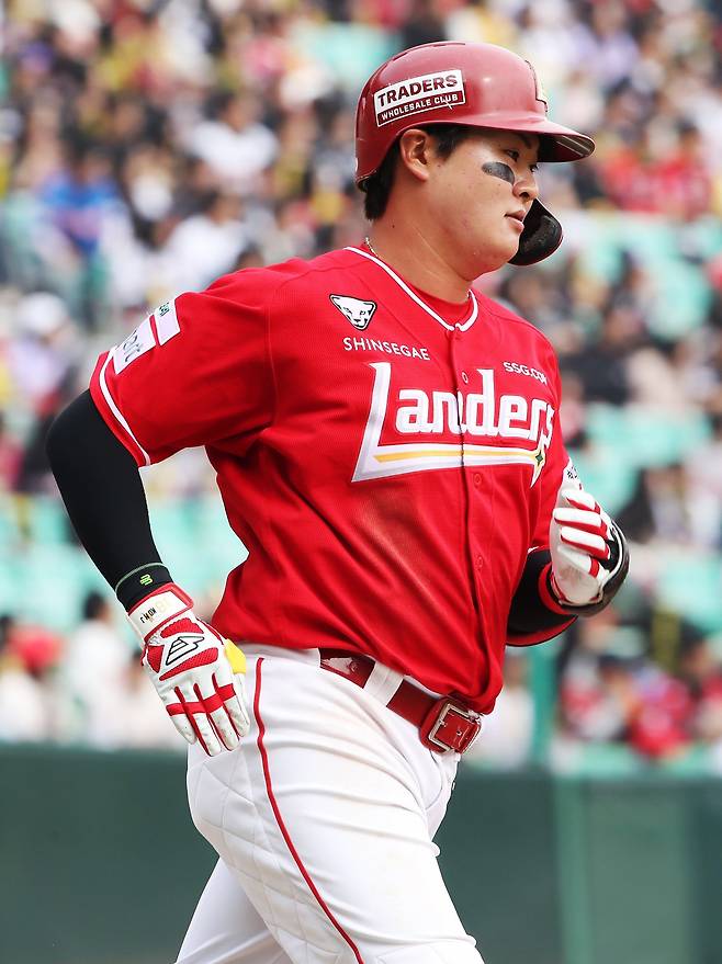 SSG 내야수 고명준이 19일 1군 엔트리서 제외됐다. 고명준은 18일 창원 NC전서 왼 손목에 공을 강하게 맞아 경기 도중 교체됐다. SSG는 정확한 부상 정도를 확인하기 위해 20일 재검사를 진행할 예정이다. 사진제공｜SSG  랜더스