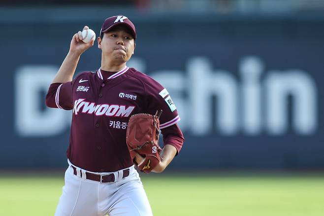 키움 하영민이 19일 수원KT위즈파크서 열린 KT전에 선발등판해 역투하고&nbsp;있다.&nbsp;사진제공｜키움 히어로즈