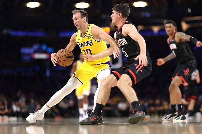 루크 케너드(왼쪽)가 19일 미국 캘리포니아주 로스앤젤레스의 크립토닷컴 아레나에서 열린 휴스턴 로키츠와 2025~2026 미국프로농구 서부콘퍼런스 플레이오프 1라운드에서 상대 수비에 맞서 공을 지켜내고 있다.    로스앤젤레스 | AFP연합뉴스