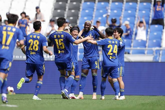 울산 HD 말컹이 19일 광주FC와의 홈경기에서 정승현의 선제 골을 도운 뒤 팀 동료들과 기뻐하고 있다. 프로축구연맹 제공