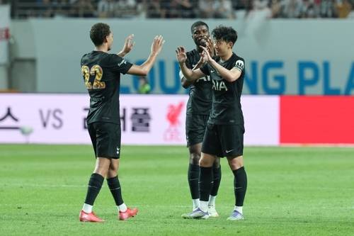 토트넘 손흥민이 토트넘 고별전에서 교체아웃되면서 케빈 단소(가운데) 등 동료들의 박수 속에 그라운드를 나서고 있다. 연합뉴스