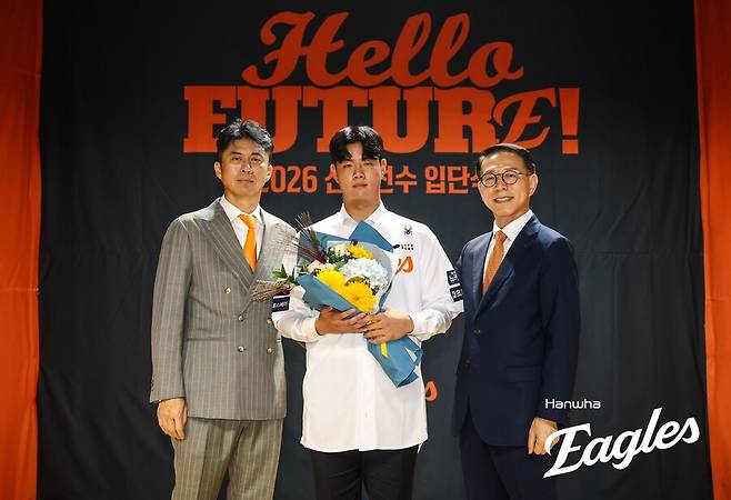 ▲ 한화 신인선수 입단식에 참석한 손혁 단장, 박준영, 박종태 대표이사(왼쪽부터) ⓒ한화 이글스