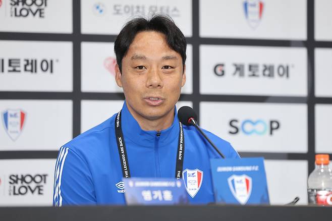 ▲ &nbsp;19일 경기도 수원시 수원월드컵경기장에서 열린 OGFC VS 수원삼성 레전드 매치에 앞서 수원삼성 레전드&nbsp;염기훈이 기자회견에 참석하고 있다. ⓒ연합뉴스