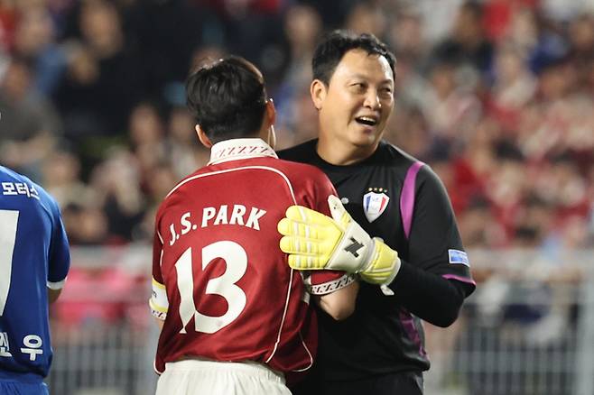 ▲ 19일 수원월드컵경기장에서 수원삼성 레전드와 박지성을 중심으로 한 OGFC의 이벤트 매치가 열렸다. 그 시절 수원의 전설과 해외축구를 수놓았던 레전드들의 맞대결 결과 산토스의 결승골에 빛난 수원 레전드가 1-0으로 이겼다. ⓒ 연합뉴스