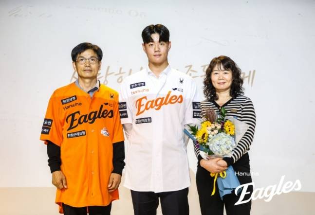 지난해 10월 신인 선수 입단식에서 박준영(가운데)이 한화 유니폼을 입고 부모님과 함께 기념촬영을 하고 있다. /사진=한화 이글스 제공