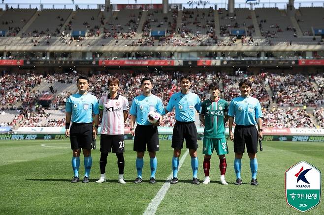 경기 전 심판진과 양팀 주장이 기념 촬영을 하고 있다. /사진=한국프로축구연맹 제공