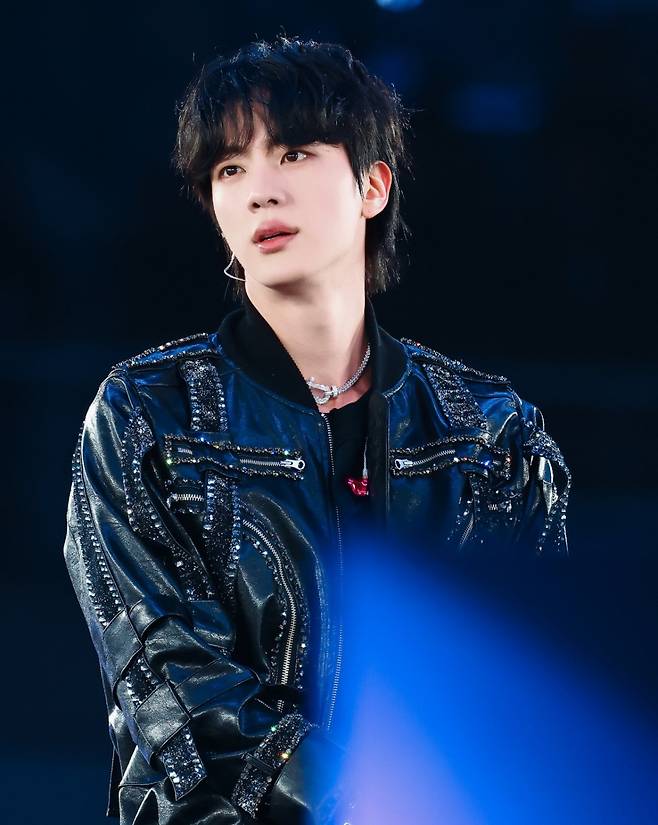 'JIN RULES JINLAND' 방탄소년단 진, 도쿄 콘서트 이틀 내내 굿즈 가장 먼저 품절..무대 찢은 완벽 라이브