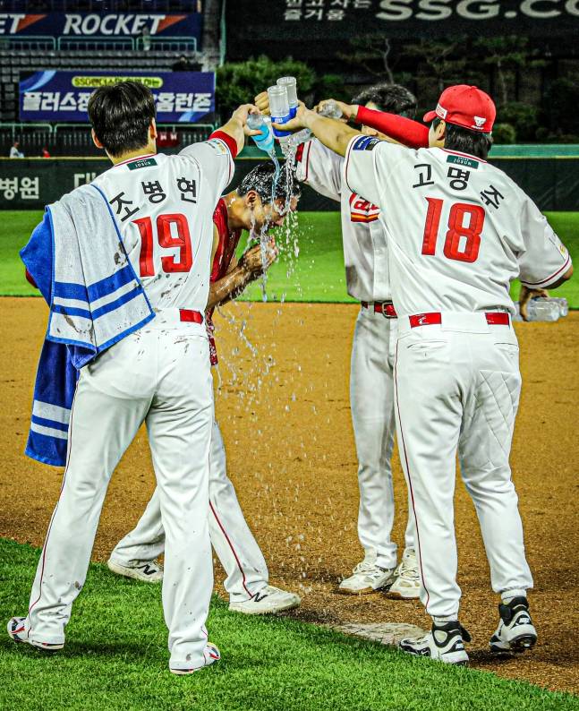 지난해 김건우(왼쪽에서 2번째)가 승리를 따내자 동갑내기 친구들인 조병현과 조형우, 고명준이 축하 물 세례를 퍼붓고 있다. /사진=SSG 랜더스 제공