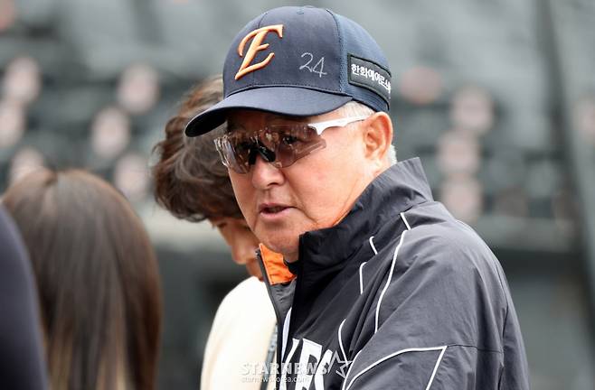 한화 김경문 감독이 14일 대전한화생명볼파크에서 열리는 2026KBO리그 한화이글스와 삼성라이온즈 경기에 앞서 기자들과 이야기를 나누고 있다.   김감독 선슬라스에 많은 기자들의 모습이 보인다. 2026.04.14. /사진=강영조 선임기자