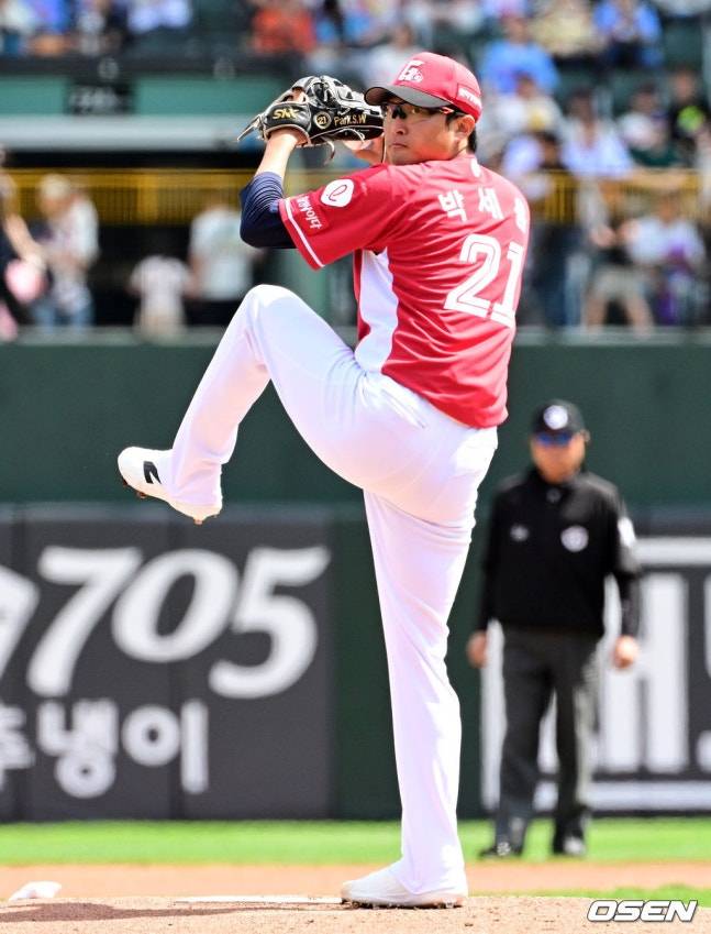 롯데 박세웅이 19일 부산 롯데전 6회초 1사 1, 3루에서 역투하고 있다.