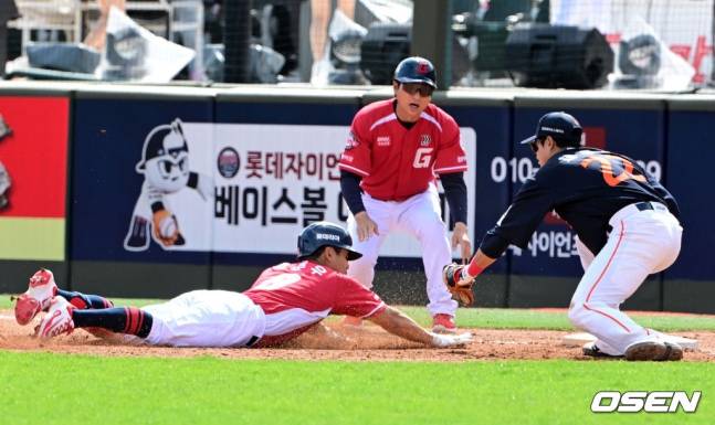 롯데 전준우(왼쪽)가 19일 부산 롯데전 4회말 1사 1루에서 우전 안타를 치고 1루로 귀루하는 과정에서 태그아웃 당하고 있다.