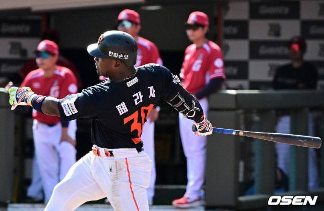 한화 페라자가 19일 부산 롯데전 6회초 1사 1, 3루에서 안타를 치고 있다.