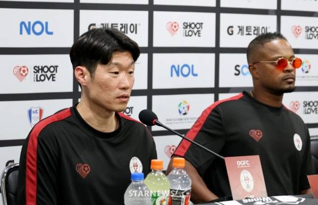 수원 삼성 레전드와 경기 전 기자회견에서 답변하는 박지성(왼쪽). /사진=강영조 선임기자