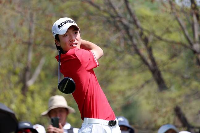 아마추어 골퍼 손제이가 19일 춘천 라비에벨 골프앤리조트(파72·7254야드)에서 열린 2026 KPGA 투어 개막전 제21회 DB손해보험 프로미오픈(총상금 10억원) 최종 4라운드에서 1번 홀 드라이버 티샷을 날리고 타구를 바라보고 있다. /사진=KPGA 제공