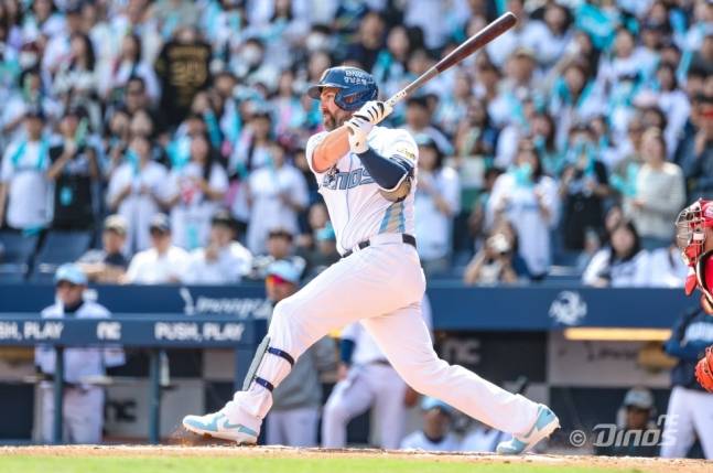 NC 다이노스 맷 데이비슨이 19일 SSG 랜더스와 홈경기에서 쐐기 투런 홈런을 터뜨리고 있다. /사진=NC 다이노스 제공