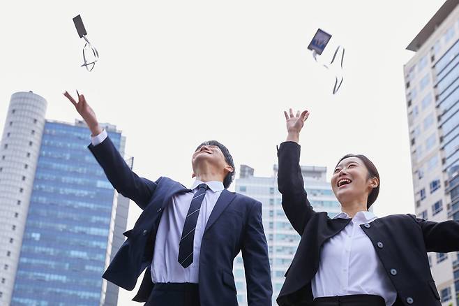 경제적 자립(Financial Independence)과 조기 은퇴(Retire Early)를 합쳐서 만든 조어인 ‘파이어족’은 유행으로 치부할 수 있는 것이 아니다. GETTYIMAGES