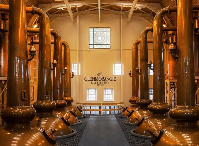 글렌모렌지 특유의 목이 긴 증류기. 글렌모렌지 홈페이지