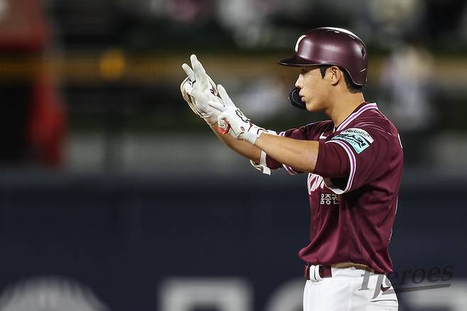 키움 히어로즈 외야수 이주형이 19일 수원 KT위즈파크에서 열린 2026 신한 SOL KBO리그 KT 위즈와의 팀 간 3차전에서 7회초 1타점 2루타를 기록했다. 사진 키움 히어로즈