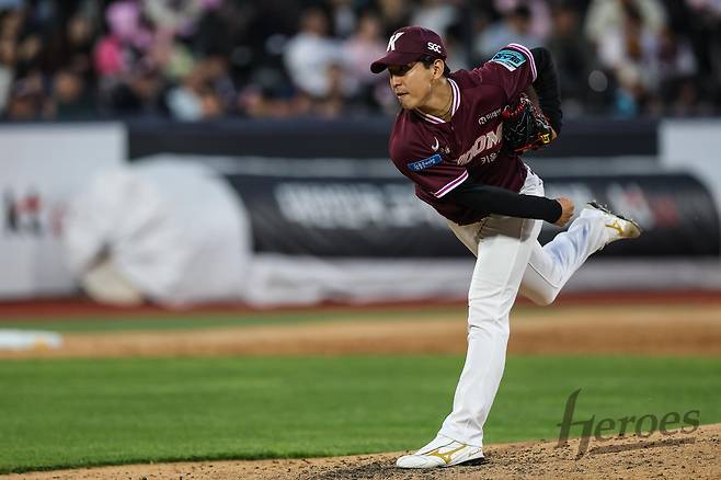 키움 히어로즈 일본 우완 유토가 19일 수원 KT위즈파크에서 열린 2026 신한 SOL KBO리그 KT 위즈와의 팀 간 3차전에서 8회말 2사 만루에서 등판, 홀드를 기록했다. 사진 키움 히어로즈