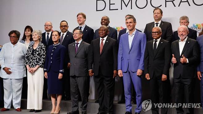'민주주의 수호 회의'에 참석한 정상들 [AFP 연합뉴스. 재판매 및 DB 금지]
