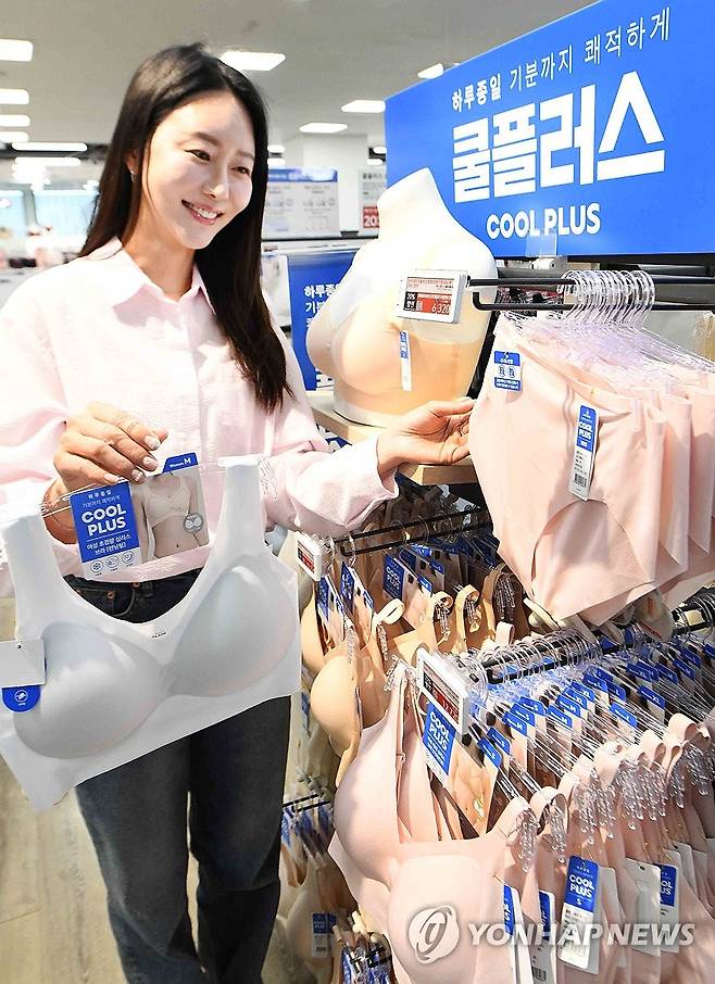 홈플러스, '쿨플러스 이너웨어' 라인업 확대 (서울=연합뉴스) 홈플러스가 냉감 기능성 이너웨어 수요 증가에 대응해 '쿨플러스 이너웨어' 라인업을 확대한다고 14일 밝혔다. 모델이 '쿨플러스 이너웨어'를 소개하고 있다. 2026.4.14 [홈플러스 제공. 재판매 및 DB 금지] photo@yna.co.kr
