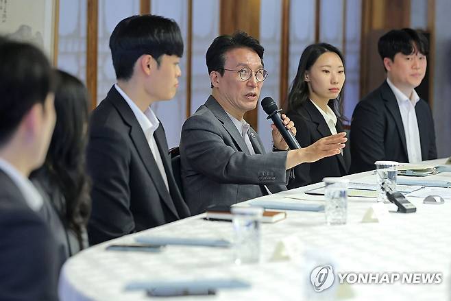 인사말하는 김민석 총리 (서울=연합뉴스) 류영석 기자 = 김민석 국무총리가 18일 서울 종로구 삼청동 총리공관에서 열린 청년보좌역 간담회에서 인사말을 하고 있다. 2026.4.18 ondol@yna.co.kr