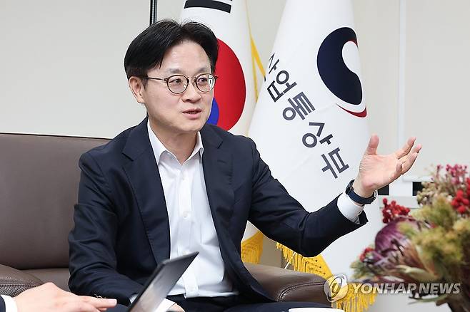 인터뷰하는 김정관 산업통상부 장관 (서울=연합뉴스) 서대연 기자 = 김정관 산업통상부 장관이 지난 16일 서울 종로구 정부서울청사에서 연합뉴스와 인터뷰하고 있다. 2026.4.19 dwise@yna.co.kr