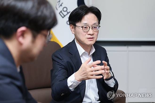 인터뷰하는 김정관 산업통상부 장관 (서울=연합뉴스) 서대연 기자 = 김정관 산업통상부 장관이 지난 16일 서울 종로구 정부서울청사에서 연합뉴스와 인터뷰하고 있다. 2026.4.19 dwise@yna.co.kr