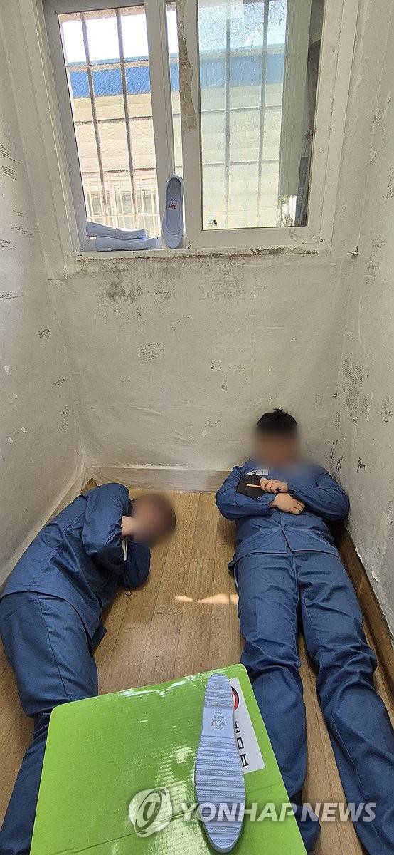 법무부, 안양교도소서 제2차 교정시설 현장 진단 실시 (서울=연합뉴스) 법무부는 지난 15일 경기 안양시 동안구 안양교도소에서 제2차 교정시설 현장 진단을 실시했다. 이번 현장 진단은 안양교도소의 노후 시설과 열악한 수용 환경을 점검하고 과밀수용 해소 및 시설 개선 방안을 모색하기 위해 법무부 장관과 법조기자단이 직접 수용생활을 수행하는 프로그램으로 진행됐다. 사진은 이날 실시된 교정시설 현장 진단에서 수용복을 착용한 법조기자단이 수용자의 하루 일과를 직접 체험하는 모습. 2026.4.19 [법무부 제공. 재판매 및 DB금지] photo@yna.co.kr