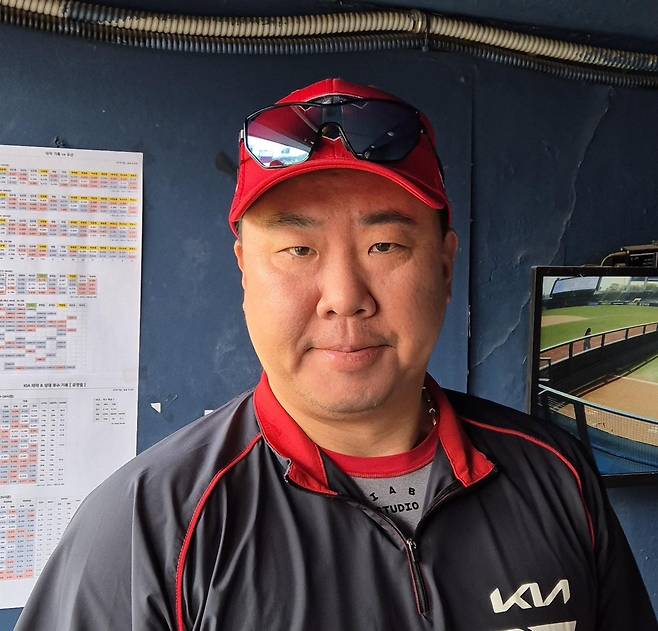 인터뷰하는 KIA 타이거즈 이범호 감독 (서울=연합뉴스) 김경윤 기자 = 이범호 KIA 타이거즈 감독이 19일 서울 잠실구장에서 열리는 2026 프로야구 두산 베어스와 방문 경기를 앞두고 인터뷰하고 있다. 2026.4.19.cycle@yna.co.kr