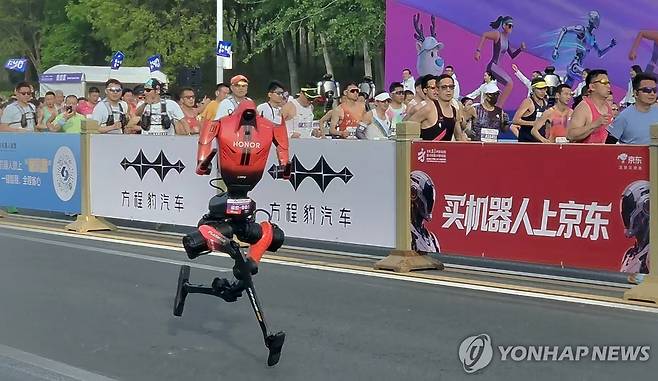 질주하는 휴머노이드 '샨뎬' (베이징=연합뉴스) 김현정 특파원 = 19일 중국 베이징시 이좡에서 개최된 '제2회 휴머노이드 로봇 하프마라톤 대회'에 참가한 아너의 '샨뎬'이 출발해 빠르게 뛰고 있다. 2026.4.19 hjkim07@yna.co.kr
