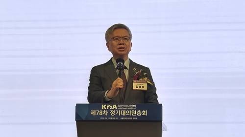 (서울=연합뉴스) 김택우 대한의사협회 회장은 19일 정부와 정치권을 향해 의료 현장을 지키는 정책을 설계해달라며 그 과정에서 의협이 '책임 있는 정책 파트너' 역할을 하겠다고 밝혔다. 2026.04.19. [대한의사협회 제공. 재판매 및 DB 금지]