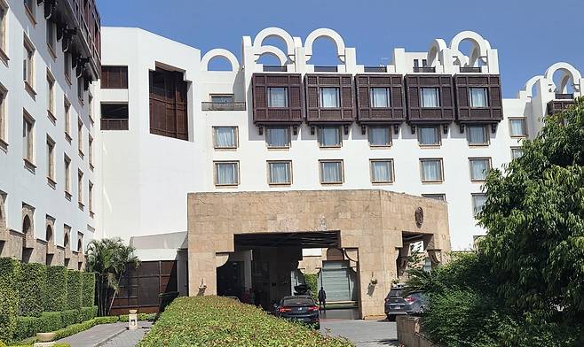 미·이란 협상장 '세레나 호텔' (이슬라마바드=연합뉴스) 손현규 특파원 = 미국과 이란이 2차 종전 협상을 앞둔 가운데 19일(현지시간) 회담 장소로 유력한 파키스탄 이슬라마바드 세레나 호텔에 투숙객이 없어 한산한 모습이다. 2026.4.19