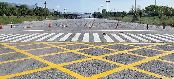 2차 종전 회담 앞두고 새로 도색한 레드존 인근 도로  (이슬라마바드=연합뉴스) 손현규 특파원 = 미국과 이란이 2차 종전 협상을 앞둔 가운데 19일(현지시간) 중재국인 파키스판의 주요 정부 기관이 모여 있는 이슬라마바드 '레드존'(red zone·적색구역) 인근 도로가 새로 도색돼 있다. 2026.4.19