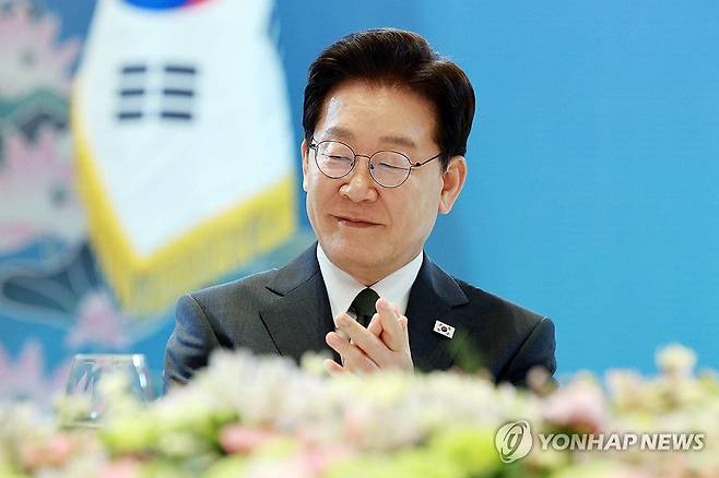 이재명 대통령, 인도 동포만찬간담회 참석 (뉴델리=연합뉴스) 김도훈 기자 = 인도를 국빈 방문 중인 이재명 대통령이 19일(현지시간) 뉴델리의 한 호텔에서 열린 동포만찬간담회에서 조상현 재인도 한인회 총연합회장의 환영사에 박수를 치고 있다. 2026.4.19 superdoo82@yna.co.kr