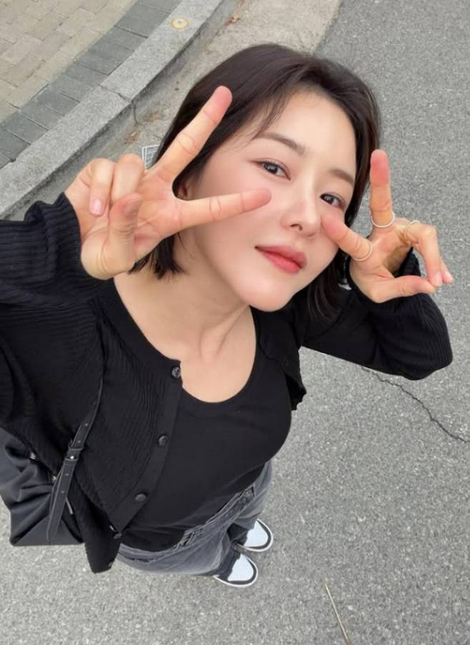 배우 박하나가 나들이 중 포즈를 취하고 있다. / 사진=박하나 SNS