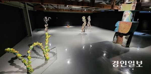 곽인탄, 안태원, 우한나, 이형구 동시대 조각가 4인의 전시 ‘변신 연습’이 열리고 있는 인천아트플랫폼 현장. 2026.4.20 /김성호기자 ksh96@kyeongin.com