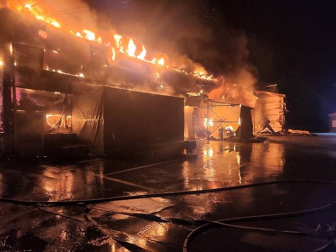 ▲ 소방대원들이 20일 새벽 양주시 광적면의 가구 제조 공장에서 불길에 휩싸인 건물에 진입해 화재를 진압하고 있다. 이날 화재로 건물 5개 동이 전소되는 등 큰 피해가 발생했다. /사진제공=양주소방서