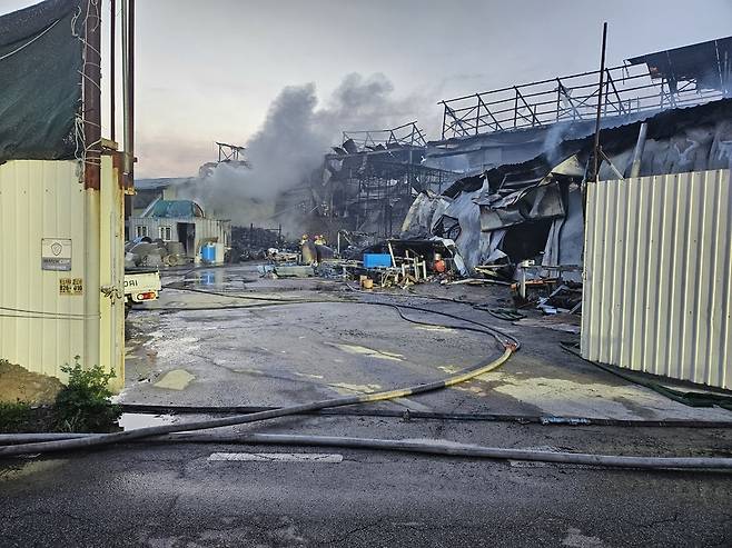 ▲ 20일 오전 완진된 양주시 광적면 가구 공장 화재 현장이 형체를 알아볼 수 없을 정도로 처참하게 부서져 있다. 소방당국은 장비 25대와 인원 54명을 투입해 4시간 39분 만에 불길을 잡았다. /사진제공=양주소방서