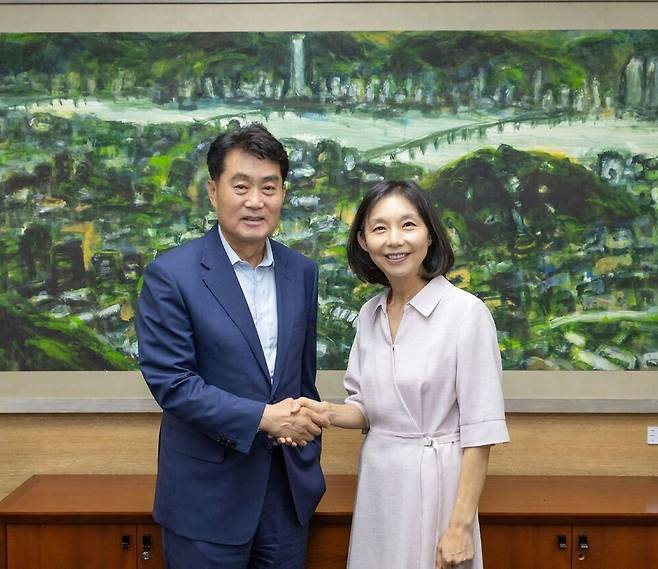▲ 하은호(왼쪽) 군포시장이 최호정 서울시의회 의장을 만나 서울 남부기술교육원 부지 인수에 따른 도움을 요청했다. /사진제공=군포시청