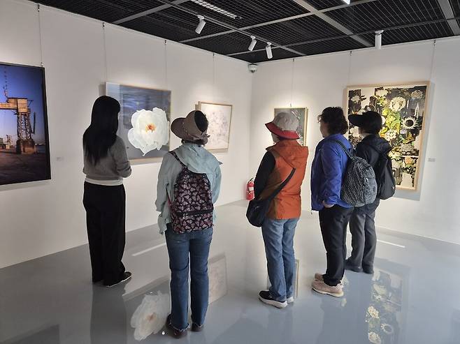 ▲&nbsp;지난 15일 인천 동구 우리미술관에서 관람객들이 개관 기념 소장품전을 관람하고 있다.&nbsp;/정회진 기자 hijung@incheonilbo.com