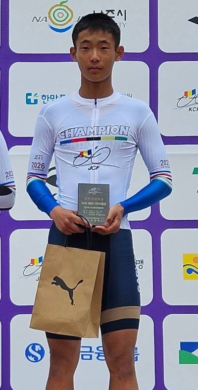 20일 전남 사이클경기장에서 열린제43회 대통령기 전국사이클대회서 3관왕을 달성한 가평중의 이우진이 기념사진을 찍고 있다. 사진=가평중학교