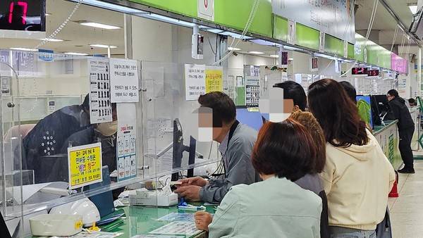 면허 당일 발급 불가 소식을 듣고 시민들이 시험장 직원들에게 불만을 쏟아내고 있다. 2026.04.20. [사진 = 이장원 기자]