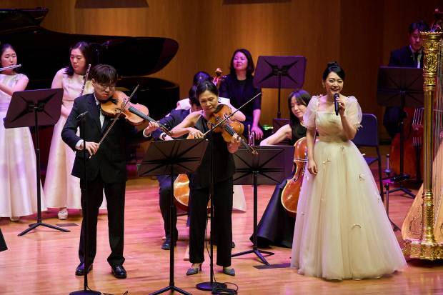 가온 솔로이스츠의 제7회 정기연주회 ‘어린이 정경’이 지난 18일 서울 예술의전당에서 펼쳐졌다. 왼쪽부터 비올리스트 백승희, 신윤 황과 뮤지컬 배우 김소현. <가온 솔로이스츠 제공>