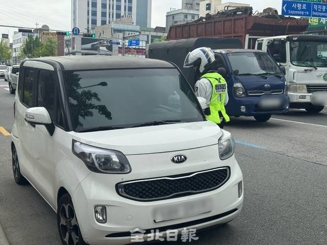 20일 덕진광장 사거리에서 경찰관들이 우회전 일시정지 위반 차량을 단속하고 있다. /이상구 수습기자