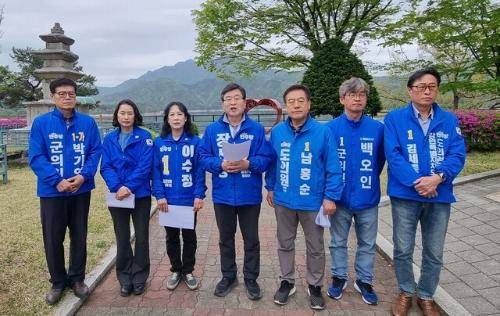 오는 6·3 지방선거에 출마하는 장신상 더불어민주당 횡성군수 예비후보가 20일 횡성군 갑천면 망향의 동산에서 횡성호수길 관련 정책을 발표하고 있다.