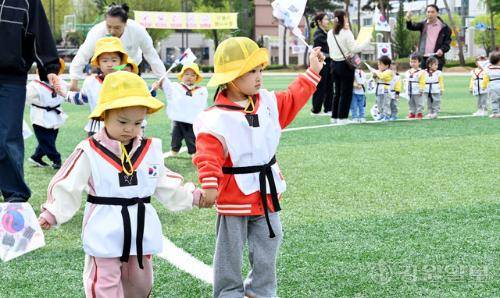 춘천교대 통일교육선도대학사업단과 강원종합하이파이브 소속 어린이집이 20일 춘천교대 운동장에서