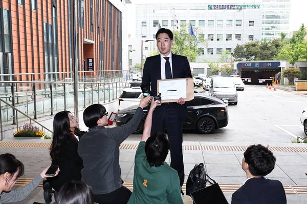 창원NC파크 사망사고 유족을 대리하는 이규성 변호사가 20일 서울 강남경찰서에서 NC다이노스 법인·대표이사 등을 중대재해처벌법 위반 혐의로 고소하기에 앞서 발언하고 있다. /연합뉴스