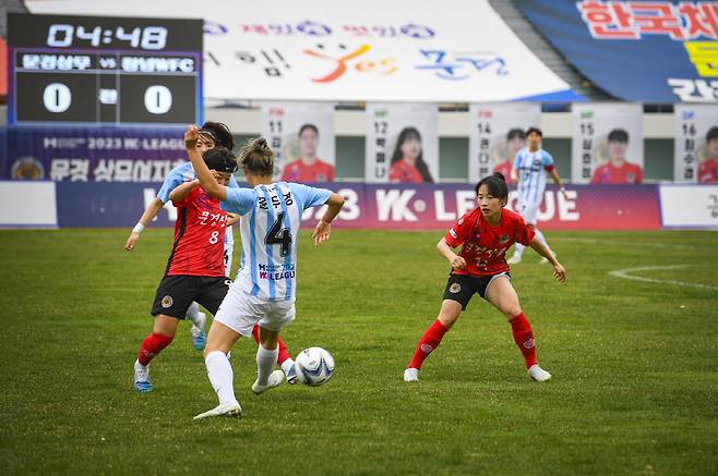 문경상무여자축구단이 문경시민운동장에서 홈경기를 이어간다. /문경시 제공